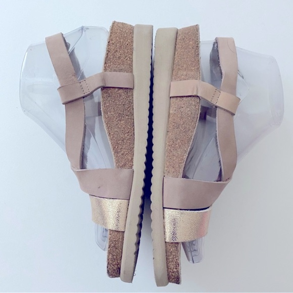 NWOT SIZE 37 (6.5-7) Mephisto Women's Sandals with Tan and Gold Straps - Picture 3 of 10